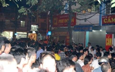 Chủ nợ vây kín nhà con nợ Nguyễn Thị Dậu tối ngày 2/11