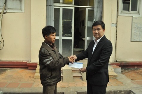 Thay mặt gia đình, ông Nguyễn Công Thành xúc động nhận món quà từ Quỹ Tấm lòng Việt Nam của Báo Giáo dục Việt Nam