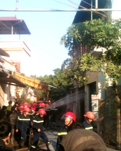 Lực lượng cứu hỏa phun nước dập lửa. ảnh: Dantri