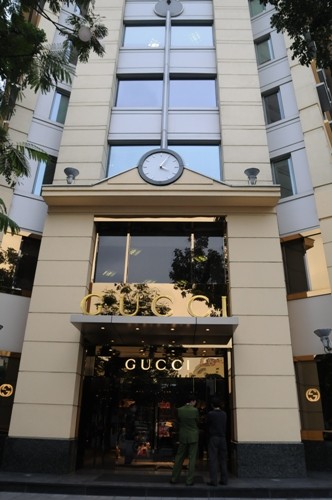 Cửa hàng bán đồ thời trang Gucci ở đường Lý Thái Tổ là một cửa hàng bán hàng hiệu lớn ở Hà Nội