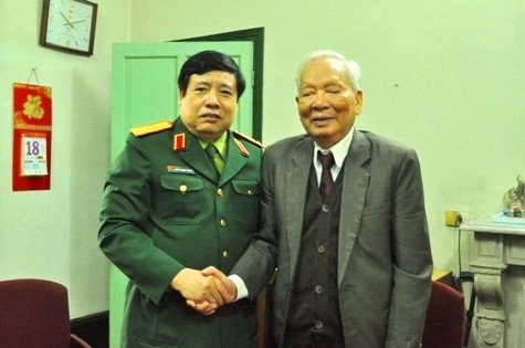 Bộ trưởng Phùng Quang Thanh bày tỏ sự biết ơn đối với những đóng góp cho Quân đội nhân dân Việt Nam của Đại tướng Lê Đức Anh (Ảnh: Tuấn Nam)