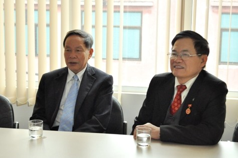 Thượng tướng Nguyễn Văn Rinh trong buổi chúc tết (ảnh trái)