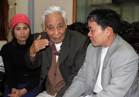 Luật sư Lê Đức Tiết (ngồi giữa) trong buổi tiếp xúc với người dân (Ảnh: Nguyễn Hưng/VNE)