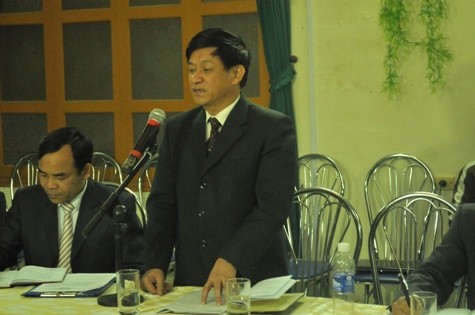 Ông Lê Văn Hiền đại diện nhận các quyết định đình chỉ sinh hoạt Đảng và tạm đình chỉ công tác (Ảnh: Tuấn Nam)