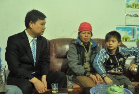 Bà Nguyễn Thị Thương bày tỏ sự xúc động mạnh trước sự quan tâm của lãnh đạo báo tới gia đình và vụ cưỡng chế