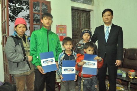 Nhà báo Nguyễn Tiến Bình - Tổng biên tập Báo giáo dục Việt Nam trao học bổng cho các con anh Vươn và anh Quý