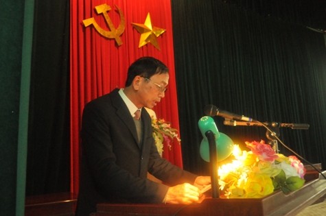 Ông Nguyễn Đăng Định – Trưởng phòng nội vụ huyện lên công bố quyết định tạm đình chỉ công tác đối với ông Lê Thanh Liêm (Ảnh: Tuấn Nam)