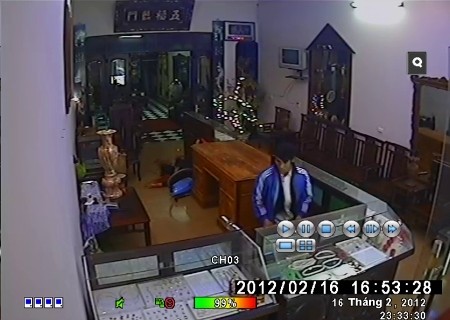 Hình ảnh Nguyễn Hữu Dưỡng - hung thủ trong vụ giết người cướp tiệm vàng ở Thường Tín đã được camera giám sát của cửa hàng vàng bạc Vững Bắc ghi lại