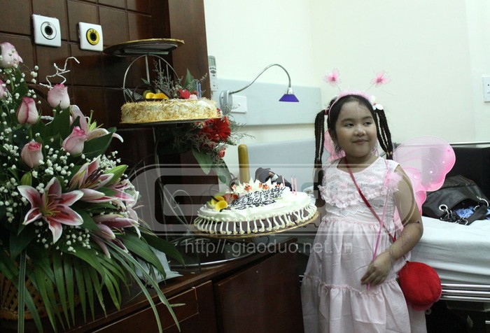 Cháu Trịnh Thị Ngọc Bích trong ngày sinh nhật (Ảnh chụp trong bệnh viện Việt Đức)