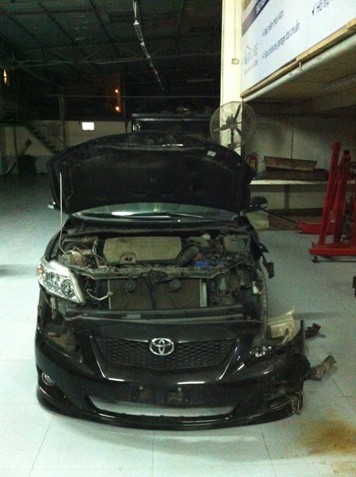 Chiếc ô tô gây tai nạn cho Thiếu úy công an Hà Lâm hiện đang được sửa chữa tại gara