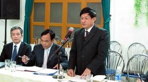Ông Lê Văn Hiền trong buổi nhận các quyết định đình chỉ sinh hoạt Đảng và tạm đình chỉ công tác