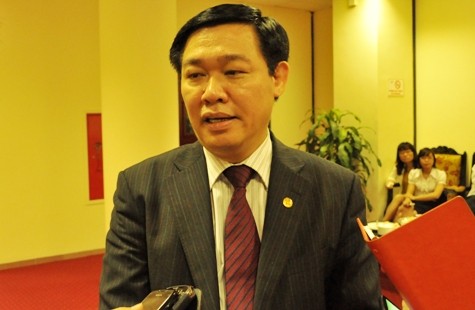 Bộ trưởng Vương Đình Huệ trả lời báo chí bên lề Hội nghị (Ảnh: Tuấn Nam)