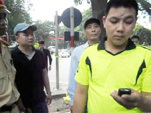 Hoa Văn Phương liên tục gọi điện và không ngớt lời đe dọa rằng, thân nhân của anh ta có chức vụ to trong bộ máy nhà nước.