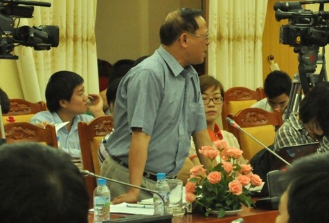 PGS. TS Hoàng Mạnh Hùng phát biểu tại buổi họp báo công bố kết luận ban đầu về nguyên nhân cháy, nổ xe máy, ô tô ngày 26/4