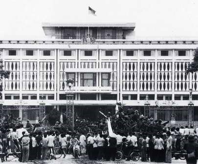 Dương Văn Minh tuyên bố đầu hàng (Ảnh tư liệu)