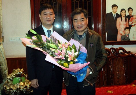 Tổng biên tập báo Giáo dục Việt Nam Nguyễn Tiến Bình chụp ảnh lưu niệm với Trung tướng Phạm Xuân Thệ