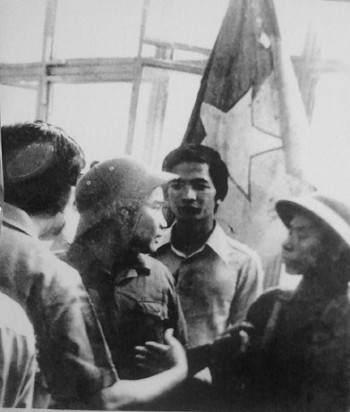 Trung đoàn phó Phạm Xuân Thệ gặp ông Nguyễn Hữu Hạnh (Ảnh tư liệu)