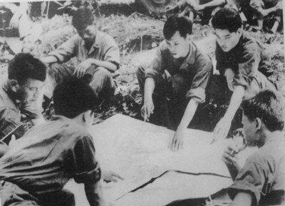 Trung tướng Phạm Xuân Thệ cùng ban chỉ huy trung đoàn 66 (Ảnh tư liệu)