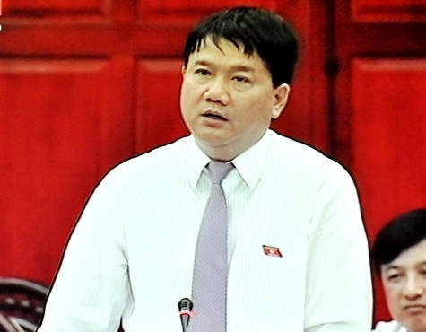 Bộ trưởng Bộ GTVT Đinh La Thăng trong buổi giải trình trước Ủy ban pháp luật của Quốc hội chiều 24/4.