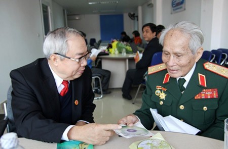Trung tướng Nguyễn Quốc Thước và ông Vũ Mão trong buổi trực tuyến về vụ Đoàn Văn Vươn tại báo Giáo dục Việt Nam.