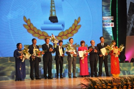 Đồng chí Nguyễn Sinh Hùng và đồng chí Đinh Thế Huynh trao giải cho các tác giả có tác phẩm đạt giải A (Ảnh: Vnmedia.vn)