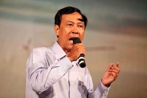 Nhà thơ – nhà báo Nguyễn Việt Chiến cũng là tác giả bài thơ "Tổ quốc nhìn từ biển" (Ảnh: Minh Chánh/Vietnamnet)