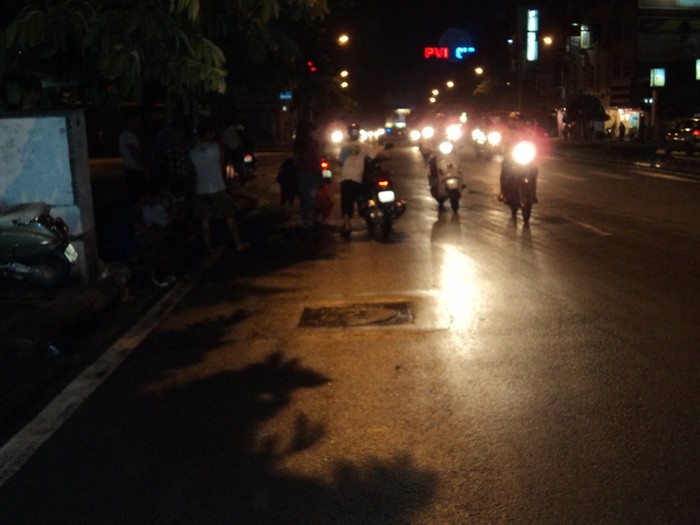Cho đến thời điểm 22h30', trên đoạn đường này vẫn còn nhiều người đang vất vả dắt xe vì bị hết hơi...