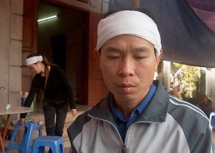 Anh Nguyễn Văn Quế đau xót và ngơ ngác trước sự “ra đi” bất ngờ của vợ và con (Ảnh: dantri.com.vn)