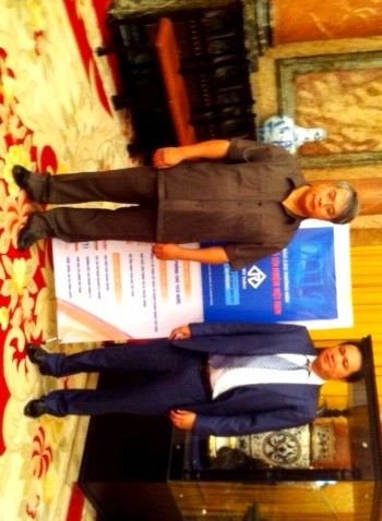 Ông Nguyễn Hữu Lục, Phó chủ nhiệm Văn phòng Chủ tịch nước và ông Hồ Hùng Anh, Chủ tịch HĐQT Techcombank tại buổi lễ Công bố chỉ số tín nhiệm 2012, ngày 8/9/2012 (Ảnh do bà Bùi Mai Thủy cung cấp)
