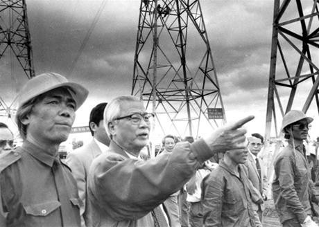 Thủ tướng Võ Văn Kiệt trong ngày hoàn thành đường dây tải điện 500KV Bắc - Nam năm 1994 (Ảnh: Nguyễn Công Thành)