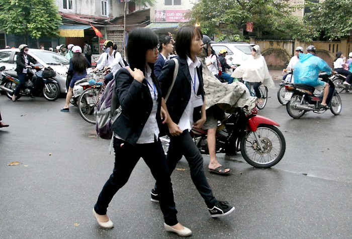 Học sinh đến trường với áo khoác nhẹ