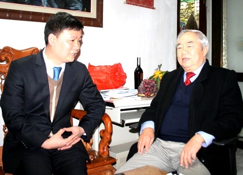 Ông Vũ Mão - Nguyên Chủ nhiệm Văn phòng Quốc hội trong một lần trò chuyện với Nhà báo Nguyễn Tiến Bình - Tổng Biên tập báo Giáo dục Việt Nam.