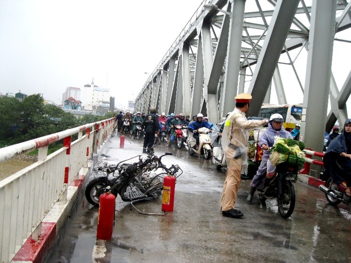 Cảnh sát giao thông đã phải phân làn để tránh ùn tắc trên cầu
