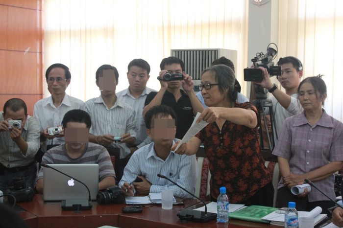 Bà Đỗ Thị Dơi, một người dân Văn Giang trình bày ý kiến của mình