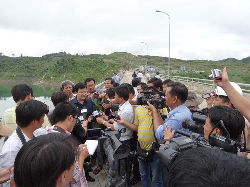 Bộ trưởng Trịnh Đình Dũng trả lời báo chí sau khi kiểm tra đập thủy điện Sông Tranh 2. (Ảnh: Báo Xây dựng)
