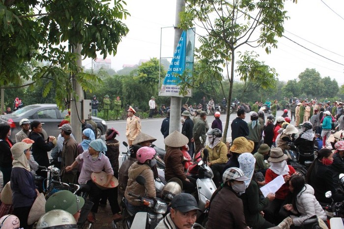 Nhiều người dân Văn Giang đến dự tòa