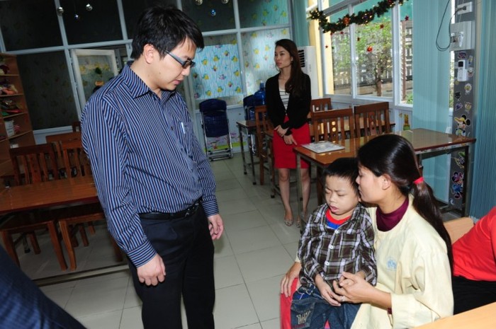 Nhà báo Phan Hồng Sơn thăm hỏi một bệnh nhi có hoàn cảnh đặc biệt khó khăn