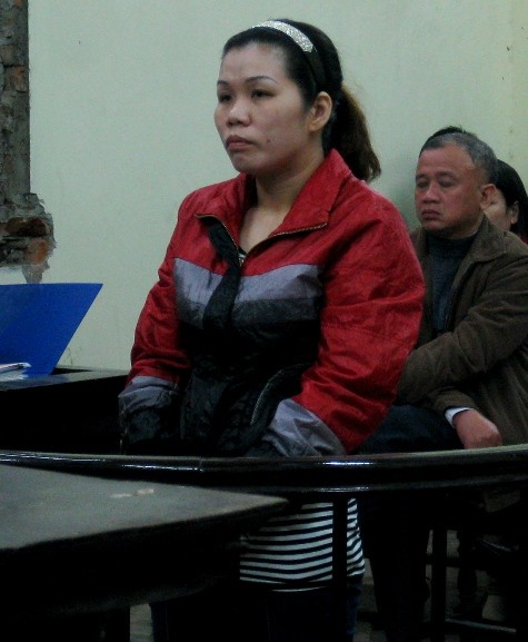 Bị cáo Nguyễn Thị Cúc trước vành móng ngựa