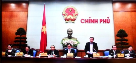 Phó Thủ tướng Hoàng Trung Hải trình bày Dự thảo Nghị quyết về tháo gỡ khó khăn cho sản xuất kinh doanh, giảm tồn kho và nợ xấu.