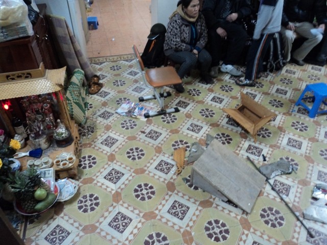 Những mảnh vỡ sau vụ truy sát vẫn được giữ nguyên trên sàn nhà