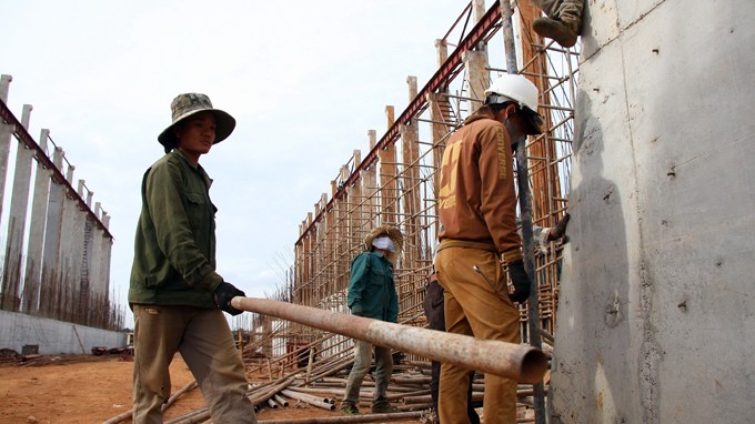 Công nhân Việt Nam tại công trường xây dựng nhà máy Alumin Nhân cơ - Ảnh: Tr.Tân
