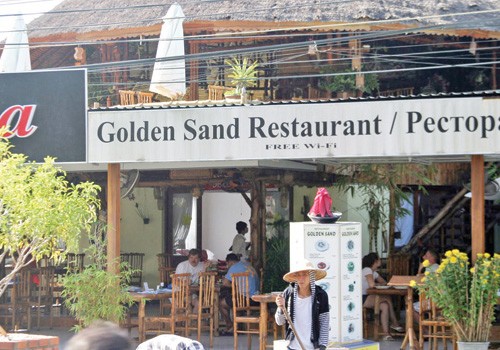 Nhà hàng Cát Vàng từ chối bán hàng lưu niệm cho người Việt. (Ảnh: Báo Thanh Niên)
