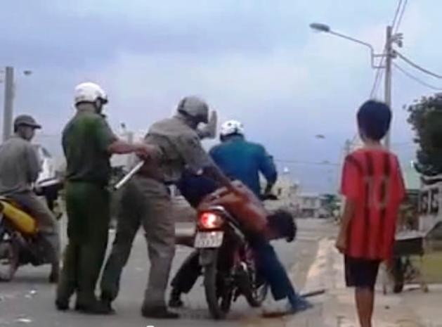 Những hình ảnh ngược đãi người dân xảy ra tại thị trấn Ma Lâm - Ảnh chụp từ video clip