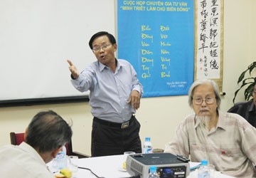 Nhà nghiên cứu Nguyễn Khắc Mai (phải)- Giám đốc Trung tâm Minh Triết và TS. Đinh Hoàng Thắng (giữa)- Tổng Thư ký chương trình “Minh triết làm chủ Biển Đông” (Ảnh: HL)