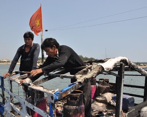 Tàu cá Việt Nam bị TQ bắn cháy cabin