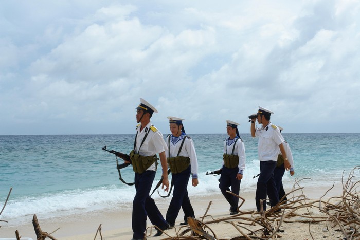 Các chiến sỹ tuần tra trên đảo (Ảnh: baovanhoa.vn)