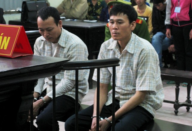 Hai anh em bị cáo Nguyễn Văn Đan và Nguyễn Văn Đán trước vành móng ngựa