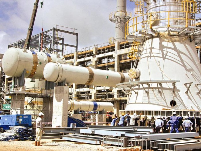 Nhà máy lọc dầu Dung Quất đang được đầu tư bởi PetroVietNam