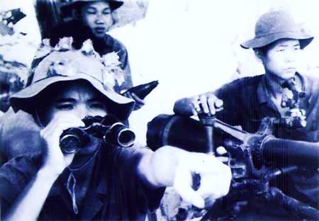 Anh Lê Văn Ninh (người cầm ống nhòm) ở Thành cổ Quảng Trị năm 1972. (Ảnh: Ngọc Đản)