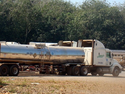Xe chở nguyên liệu sản xuất bauxite (Ảnh: Kim Cương)